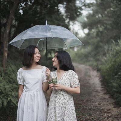 一位年轻工程师对着双屏调试接口，屏幕上是短链接跳转状态码与响应时间曲线，手边放着写满参数的白纸，环境是安静的技术工作区